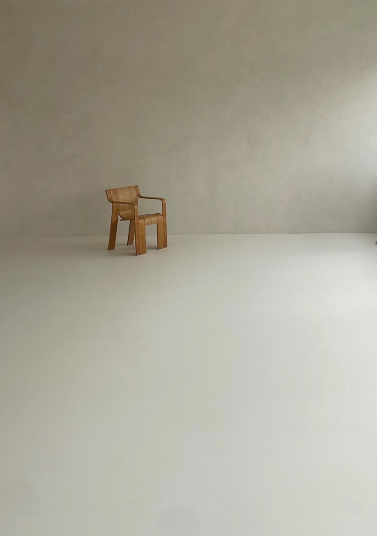 Afbeelding van studio 160m2 met design stoel van Gijs Bakker